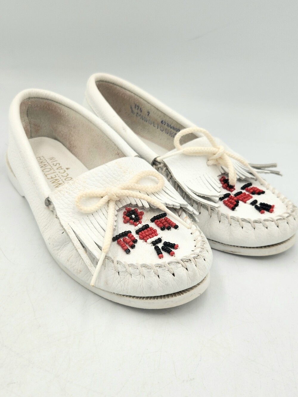 Minnetonka White Leather Beaded Thunderbird Moccasin Womens 7 Fringed Hard Sole